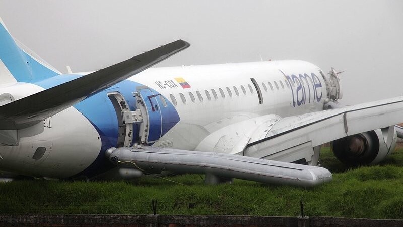 Ein Flugzeug der Fluggesellschaft TAME mit 87 Passagieren an Bord kommt am 28. April in Cuenca (Ecuador) nach der Landung von der Bahn ab. Zwei Menschen werden bei dem Unfall verletzt.