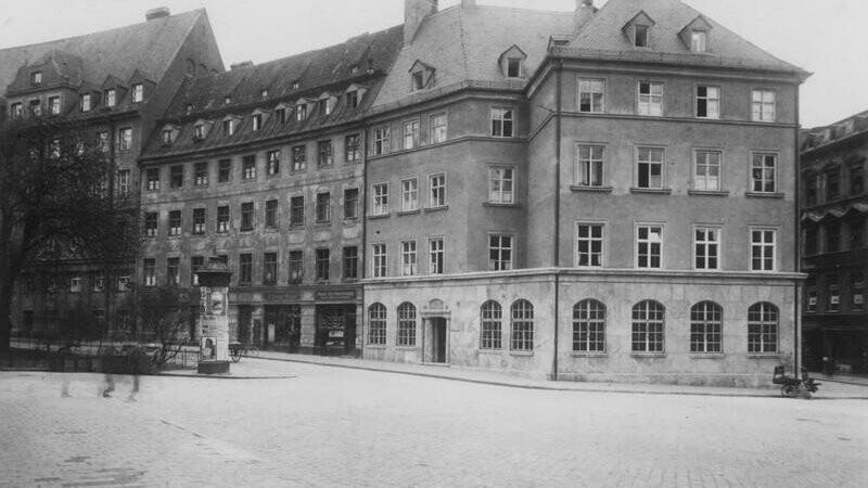 1923 war Schluss mit Cafés: Nach einem Umbau war hier ab 1925 die Deutsche Reichspost untergebracht. In München firmierte das Eck seither als "Posteck".