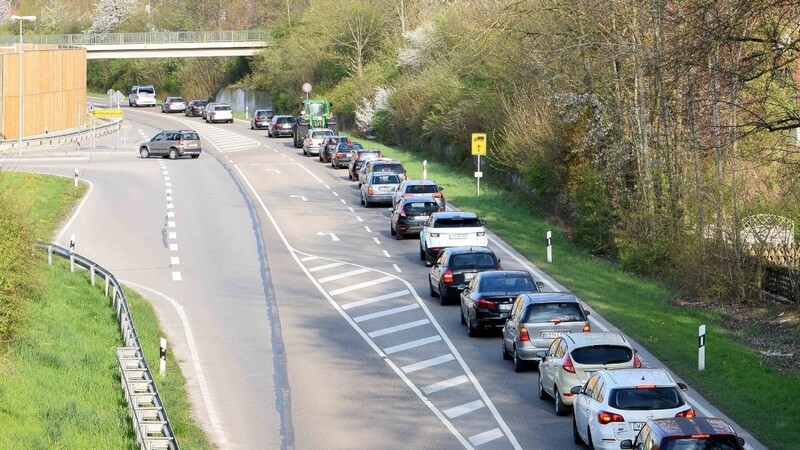 Enormer Stau auf der B11 nach einem schweren Verkehrsunfall auf der A 92 Richtung Deggendorf bei Eitting.