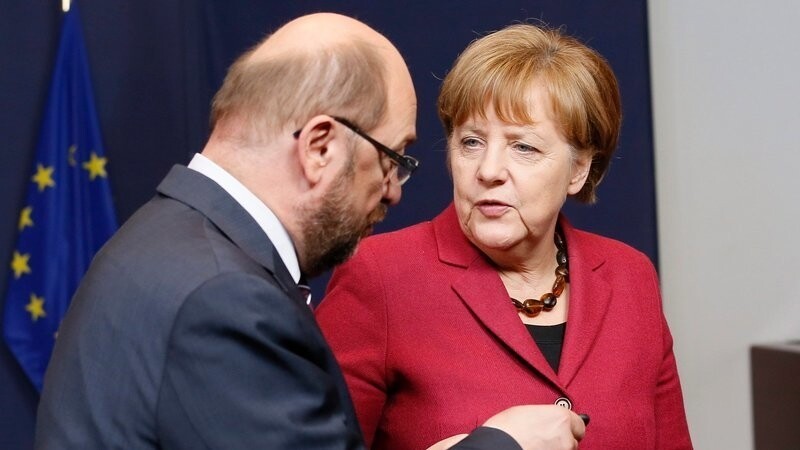 Präsident des Europaparlaments Martin Schulz (l) und Bundeskanzlerin Angela Merkel am ersten Tag des zweitägigen Gipfeltreffens der EU-Staaten in Brüssel (Belgien) am 17. März 2016.