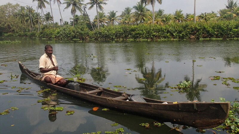 Einen Feldarbeiter in Südindien. Kathrin und ihre Freundin beobachteten ihn bei einer Bootstour bei der Arbeit.
