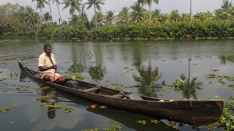 Einen Feldarbeiter in Südindien. Kathrin und ihre Freundin beobachteten ihn bei einer Bootstour bei der Arbeit.