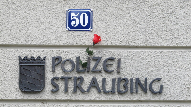 Die bei der PI Straubing hinterlassene rote Rose. Foto: Polizei