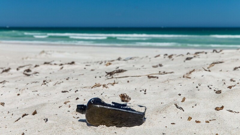 Ein am 06.03.2018 zur Verfügung gestelltes Foto zeigt eine Flasche die im Januar an einem Strand liegt. Dabei handelt es sich vermutlich um die älteste Flaschenpost der Welt. Die Flasche wurde nach Recherchen des Westaustralien-Museums in Perth von dem Forschungsschiff "Paula" im Juni 1886 in den Indischen Ozean geworfen.