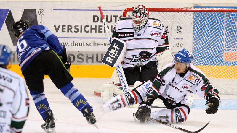 Die knappe Niederlage gegen die Augsburger Panther kurz vor dem Jahreswechsel schmerzt sehr. (Foto: Fotoarchiv/Schindler)