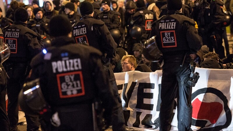 Zahlreiche Polizisten stehen am 11.01.2016 in München (Bayern) zwischen Gegendemonstranten und den Anhängern der islamkritischen Bewegung Bagida (Bayern gegen die Islamisierung des Abendlandes). Bagida ist ein regionaler Ableger der islamkritischen Pegida-Bewegung (Patriotische Europäer gegen die Islamisierung des Abendlandes).