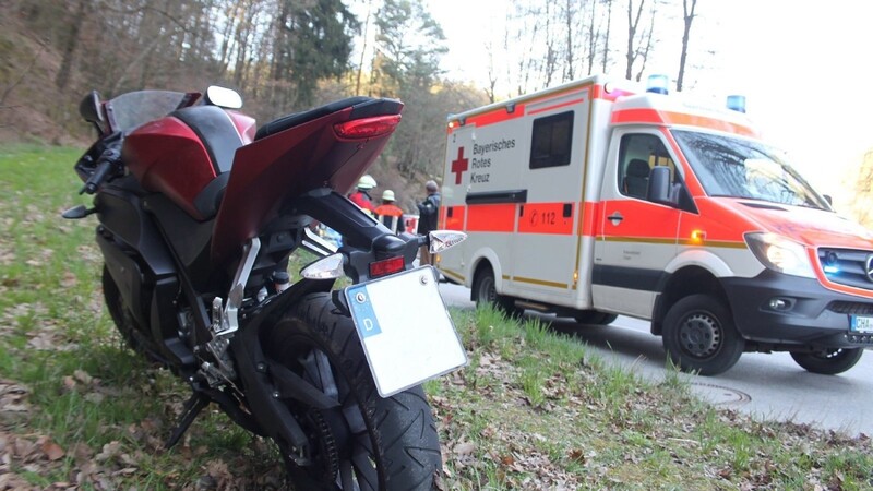 Wohl aufgrund nicht angepasster Geschwindigkeit hat ein 18-jähriger Motorradfahrer aus dem Stadtgebiet Cham am Freitagnachmittag die Kontrolle über seine Maschine verloren und ist gestürzt.