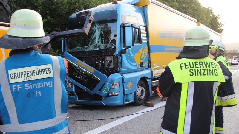 Ein Unfall zwischen zwei Lkw zog am Donnerstagabend einen Rückstau auf der Autobahn bei Sinzing nach sich.