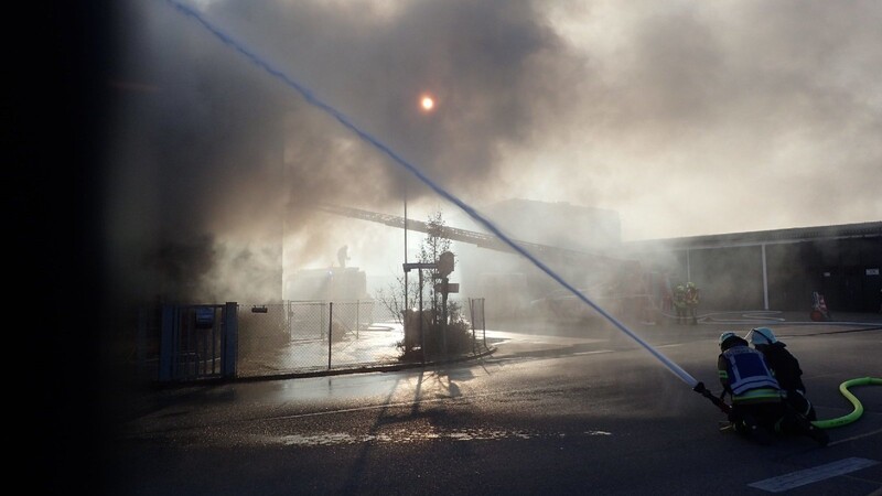 Feuerwehreinsatz in Altdorf: Dort ist am Dienstag in einer Lackiererei im Sonnenring ein Brand ausgebrochen.