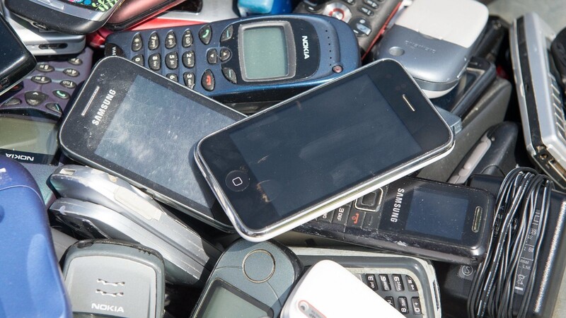 Ausrangierte Smartphones gehören nicht in den Restmüll, denn sie beinhalten wertvolle und recycelbare Metalle. Man bringt sie besser zurück zum Händler oder zum Wertstoffhof.