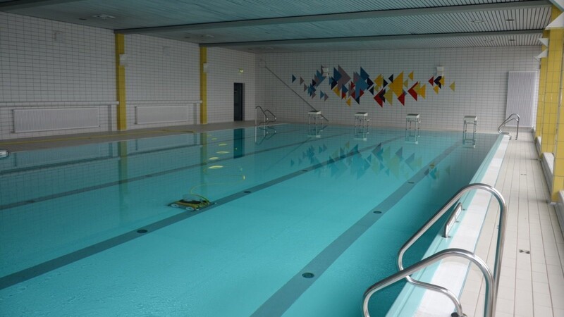 Die Lehrschwimmhallen des Landkreises werden wieder in Betrieb gehen. Das Archivfoto zeigt die Lehrschwimmhalle in Abensberg.