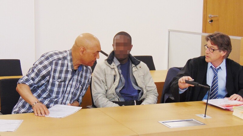 Der Angeklagte aus Mali mit seinem Dolmetscher und Verteidiger Reinhard Perlet aus Deggendorf.