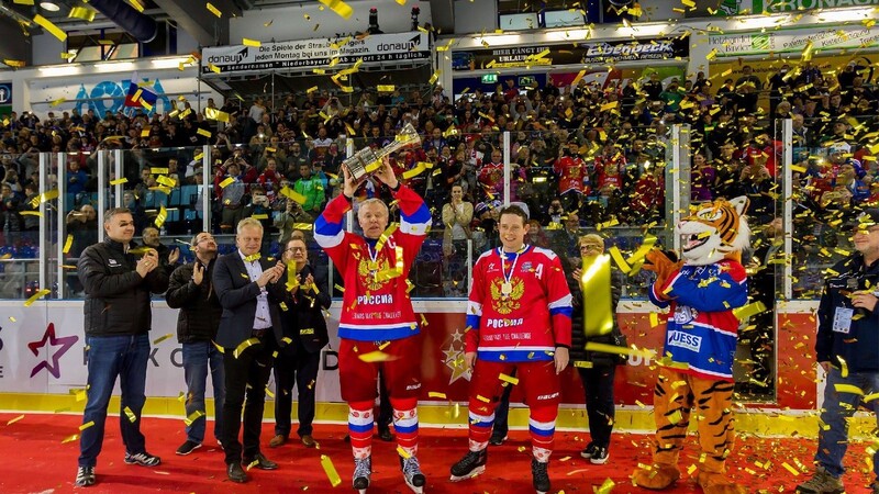 Bilder, wie man sie in Straubing noch nicht gesehen hat: die Weltstars Vyacheslav Fetisov und Pavel Bure jubeln über den Sieg bei der "World Legends Hockey League".