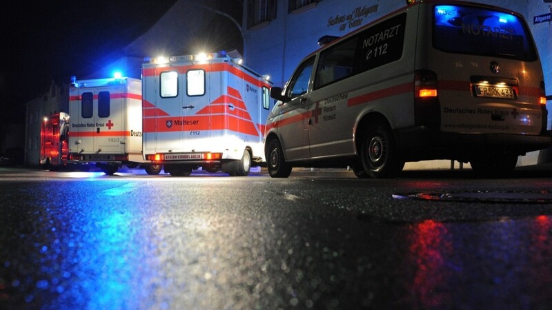 Bei einer Einsatzfahrt ist in Erding ein Rettungswagen mit einem anderen Auto zusammengestoßen.