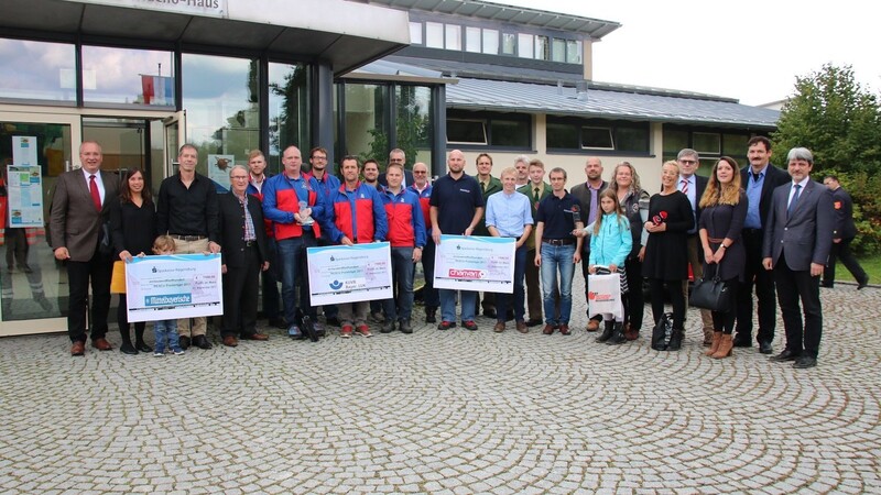 Die Preisträger zusammen mit den RESCU-Sponsoren sowie Prof. Dr. Graf (Vierter von rechts) und Bezirkstagspräsident Franz Löffler (ganz links).