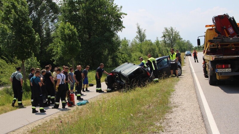 Am Montagmittag ereignete sich ein schwerer Verkehrsunfall auf der Staatsstraße St2233 bei Neustadt an der Donau.