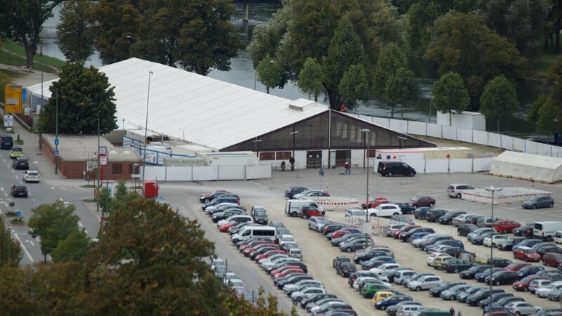 Das Festzelt auf der Grieserwiese, das in den vergangenen Wochen als Notlager für Flüchtlinge gedient hat, wird in den kommenden Tagen abgebaut. Ersatzunterkünfte an anderen Orten im Stadtgebiet sind bereits in Sicht.