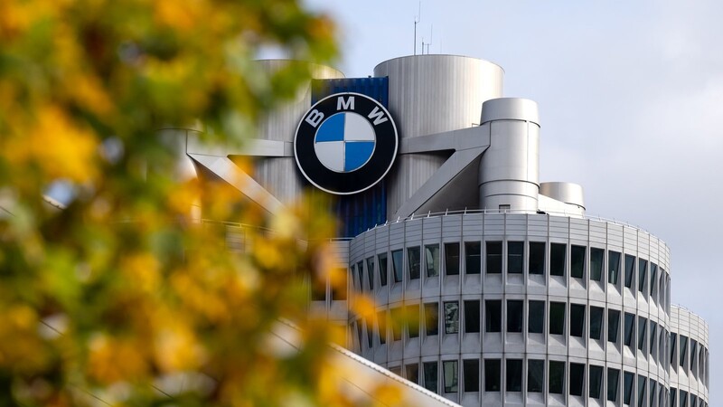 BMW plant ein neues Werk in Niederbayern und stößt damit auf Kritik.