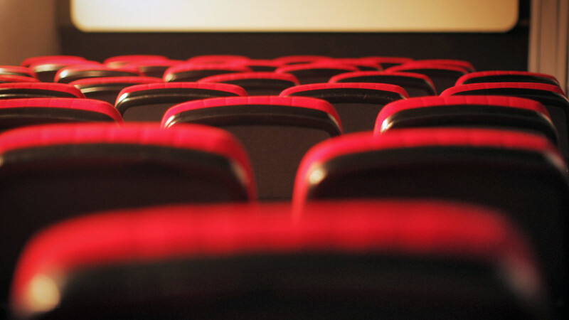 Wegen einer falsch verstandenen SMS musste ein Kino in Bremen geräumt werden. (Foto: Fredrik von Erichsen/dpa)