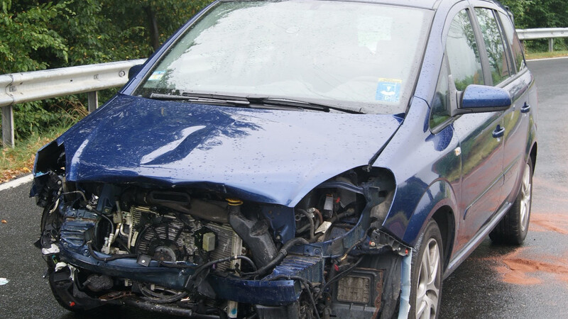 Die Kollision mit einem Opel Zafira mit Chamer Kennzeichen hatte acht Verletzte zur Folge. (Foto: mf)
