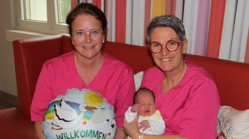 Die Hebammen Uli Obermaier (links) und Conny Brandstetter mit der kleinen Nina Sophie Süther, die am Tag zuvor auf die Welt gekommen ist.