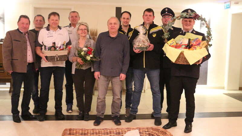 Josef Landstorfer mit den Gratulanten und Ehefrau Ingrid, die Blumen von der Feuerwehr erhalten hatte.