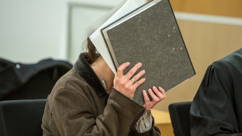 Die Angeklagte Patrizia E. sitzt am 30.11.2015 im Gerichtssaal des Landgerichts in Deggendorf (Bayern). Nur wenige Monate nach der Hochzeit soll die 47-Jährige ihren 16 Jahre jüngeren Ehemann mit einem Schraubenzieher getötet haben.
