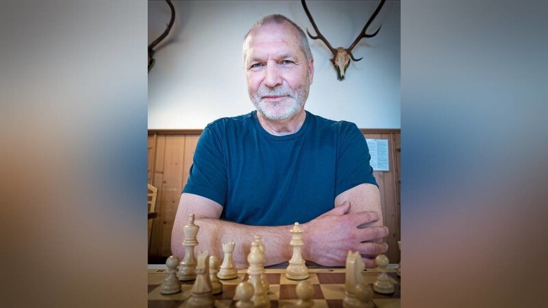 Josef Schubert ist seit 23 Jahren Vorsitzender des Schachklubs Landshut. Er lebt in Vilsbiburg und hat dort mit 14 Jahren das Sc