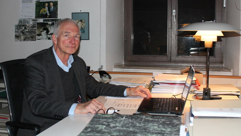 Wolfgang Bach an seinem Schreibtisch im Baureferat 2022...