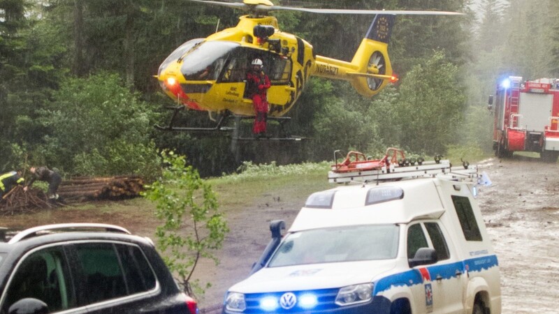 Der Rettungshubschrauber nahm einen Bergwachtler auf, der zum Verunfallten geflogen wurde.