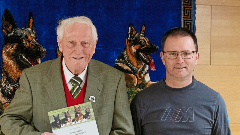 Josef Götz (links) und Vorsitzender Konrad Winner bei der Auszeichnung durch den Schäferhundeverein.