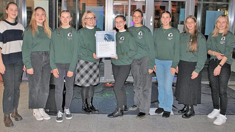 Das Anne-Frank-Zentrum dankte dem P-Seminar um Lehrerin Antonia Wänninger-Gierl für das Engagement mit einer Urkunde.