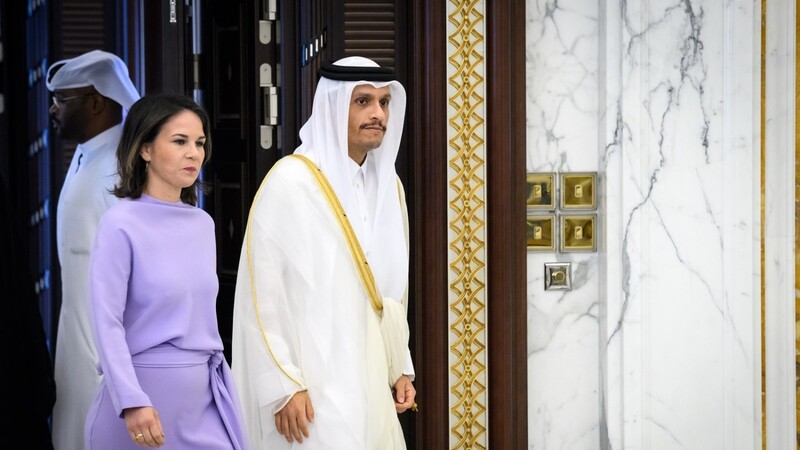 Muss unfreiwillig eine Nacht länger in Doha verbringen: Außenministerin Annalena Baerbock (l.), hier mit dem Außenminister von Katar, Mohammed bin Abdulrahman Al Thani.