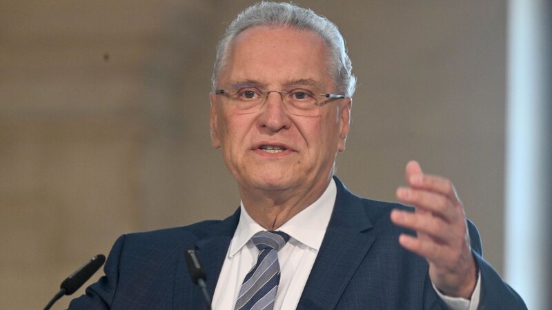 Bayerns Innenminister Joachim Herrmann spricht in München.