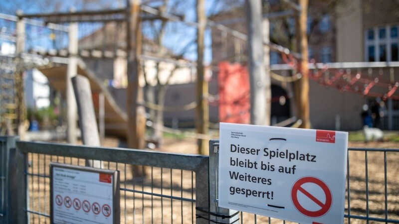 "Dieser Spielplatz bleibt bis auf Weiteres gesperrt" steht auf einem Schild der Stadt.
