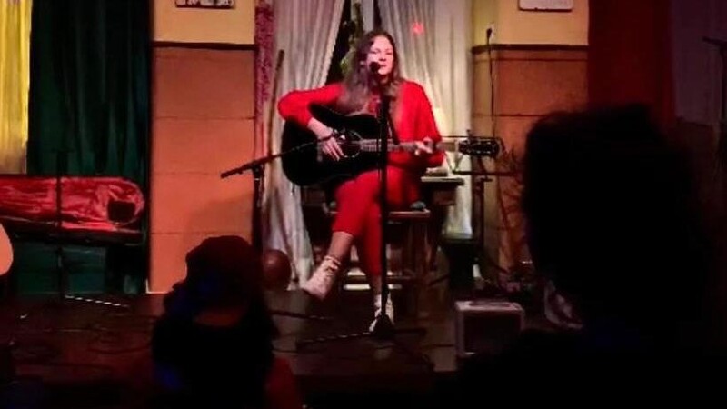 Ramona Schulz singt bei Auftritten nur selbst geschriebene Lieder.