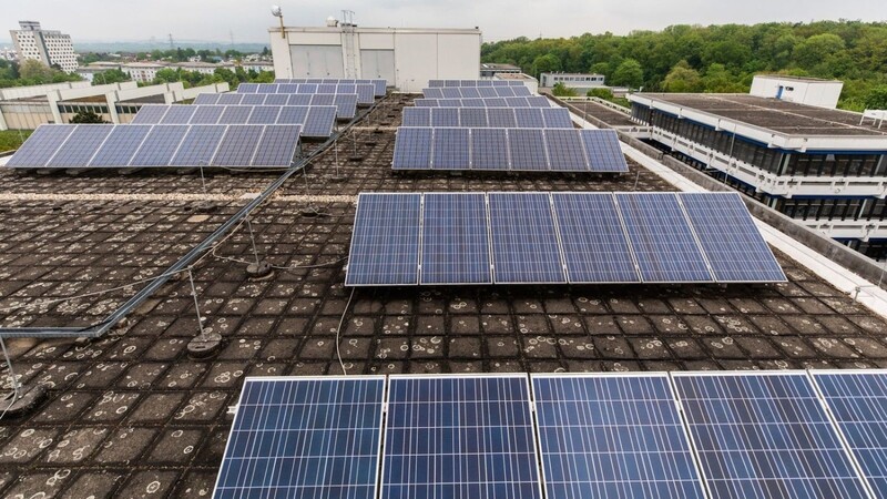 Eine Photovoltaik-Anlage steht auf dem Dach einer Hochschule.