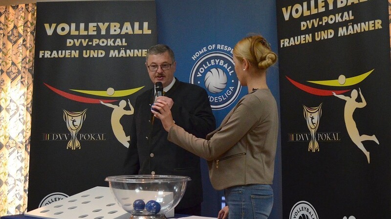 DVV-Bundesspielwart Gerald Kessing und Losfee Sabine Glogowski (ASS-Team) bei der Auslosung der ersten Hauptrunde im DVV-Pokal. (Foto: VBL)