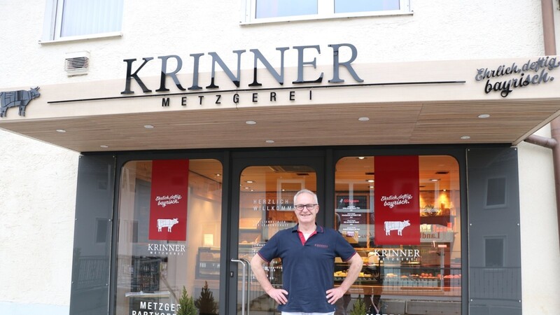 Thomas Krinner, Obermeister der Metzgerinnung Straubing-Deggendorf, vor seinem Laden in Oberschneiding.