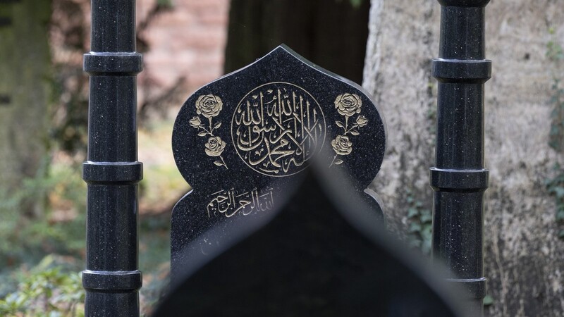 Ein muslimisches Grab auf einem Friedhof in Frankfurt. Viele Gemeinden verzeichnen eine steigende Nachfrage nach muslimischen Grabstätten.