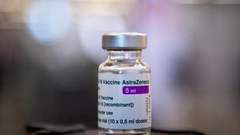 Der Impfstoff von Astrazeneca gilt weiter als umstritten. Auch in München werden deshalb bis auf weiteres vorsorglich keine Menschen unter 60 Jahren mehr mit Astrazeneca geimpft. (Symbolbild)