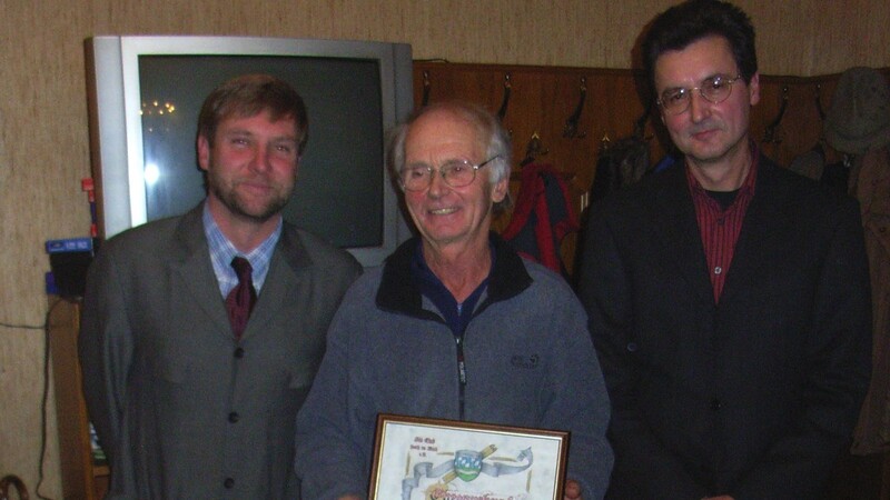 Uli Seiler (Mitte) bei der Übertragung der Ehrenmitgliedschaft durch den Skiclub. Der bekannte Sportler wurde 81 Jahre alt.