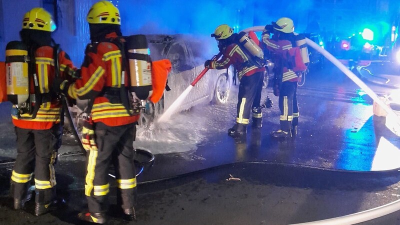 Vier Brände innerhalb kürzester Zeit haben in der Nacht auf Mittwoch die Landshuter Feuerwehr beschäftigt.