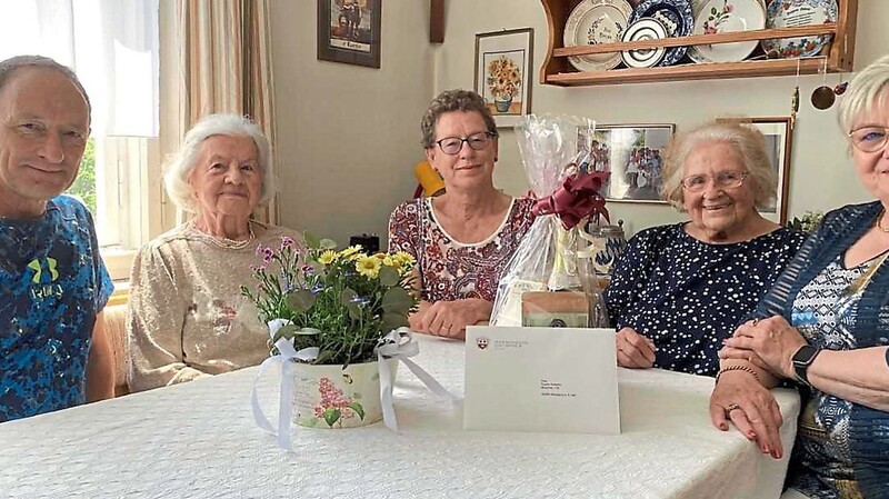 Frieda Wilhelm (2. v. r.) freut sich über die Glückwünsche zum 97. Geburtstag von Seniorenreferentin Karin Linz (r.) sowie (v. l.) Sohn Konrad Wilhelm, Schwester Maria Siegl und Tochter Erna Starzner-Wilhelm.