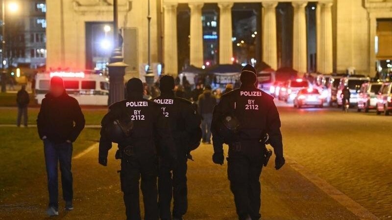 Polizisten gehen über den Königsplatz.