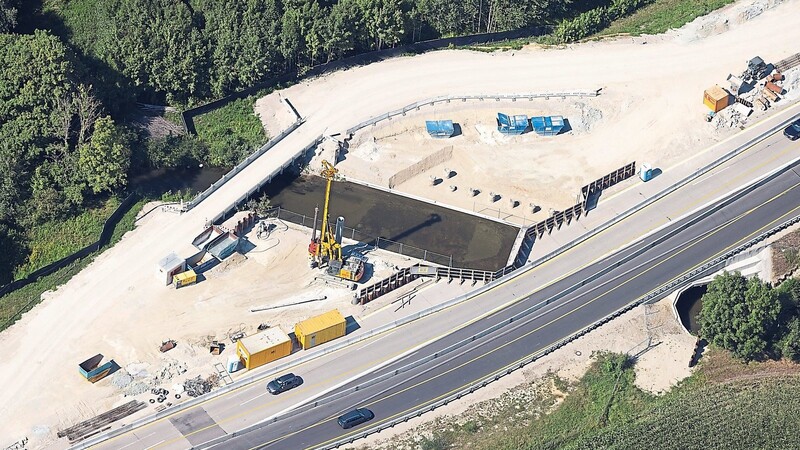 Gebaut wird auf der A 92 zwischen Landshut-West und Moosburg-Nord noch bis zum Herbst. Das Luftbild von der Autobahnbaustelle entstand Ende August 2022 auf Höhe des Flugplatzes Ellermühle. Dort läuft der Klötzlmühlbach unter der A 92 entlang.