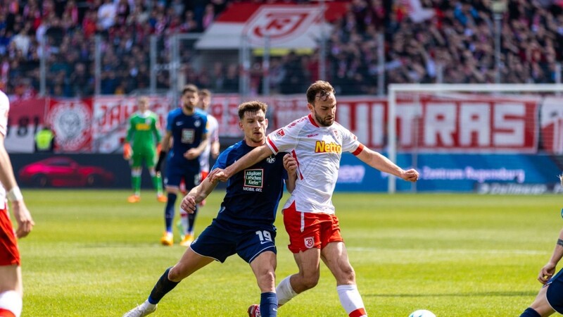 Der SSV Jahn Regensburg (hier Kapitän Benedikt Gimber) kam am frühen Sonntagnachmittag trotz engagierter Leistung gegen den 1. FC Kaiserslautern nicht über ein 0:0 hinaus.