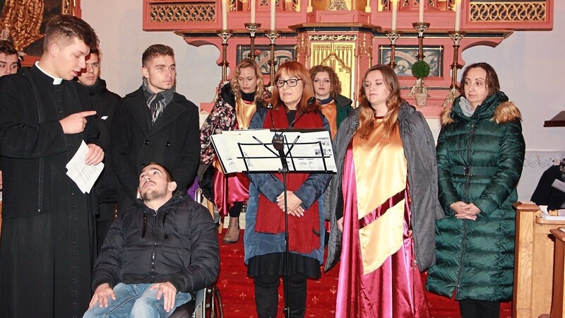 In Gebärdensprache erläuterte Pater Marcin Plociennik das Geschehen beim Konzert.