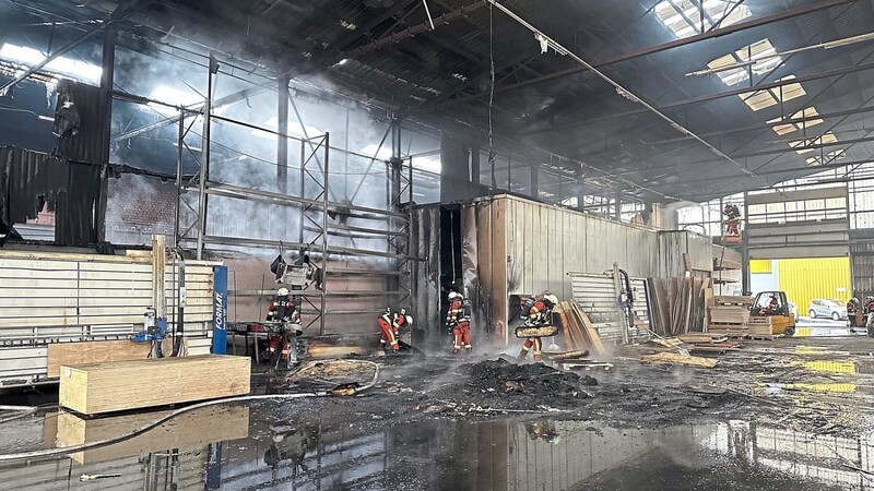 Am Mittwochmorgen hat es in einer Lagerhalle in Thalbach gebrannt - am Dach sowie an der Stahlkonstruktion entstand offenbar ein erheblicher Sachschaden.