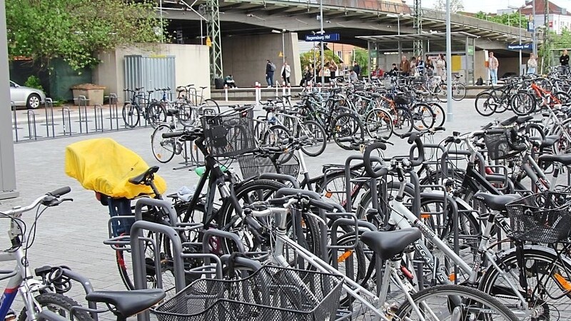 200 Fahrradbügel stehen zur Verfügung und werden bereits gut angenommen.